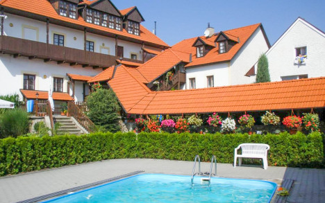 Pobyt (nejen) pro turisty nedaleko Slapské a Orlické přehrady v retro Penzionu Dalmo s bazénem + snídaně - Obrázek 4