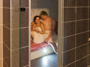 Wellness v hotelu Panorama Plzeň – Vstup do parní kabiny