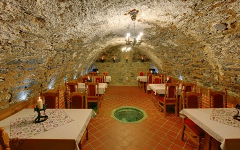 Bečov nad Teplou 150 m od zámku v Penzionu Hradní Bašta se snídaní a romantickou večeří + láhev šumivého vína