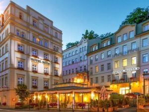 Karlovy Vary: Relax v Hotelu Růže **** s polopenzí a až 5 wellness a léčebnými procedurami + káva a zákusek