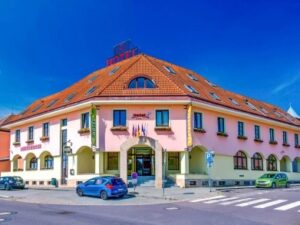 Znojmo v obklopení vinic: Rodinný Hotel N *** s polopenzí, láhví vína, návštěvou cukrárny a odpočinkem v sauně