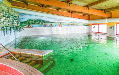 Celldömölk u Sárváru: Vulkán Wellness Hotel **** s termálními lázněmi (9 bazénů) v pokoji či mobile housu