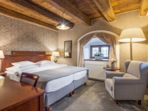 Praha: Romantický Pytloun Zámecký Hotel Ctěnice **** v pokoji Deluxe se snídaněmi, tapas + vstupy na výstavy