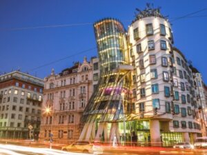 Nejstylovější ubytování v Praze: Hotel Tančící dům **** v pokoji Deluxe se snídaní, láhví Champagne + ovoce