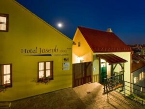 Třebíč 1 km od aquaparku v Hotelu Joseph 1699 **** se snídaní a historickou prohlídkou + domácí welcome drink