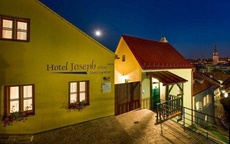 Třebíč 1 km od aquaparku v Hotelu Joseph 1699 **** se snídaní a historickou prohlídkou + domácí welcome drink