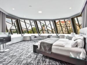 Noc ve skleněné věži Tančícího domu