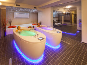 Wellness v hotelu Panorama Plzeň – Vstup do relaxační wellness vany