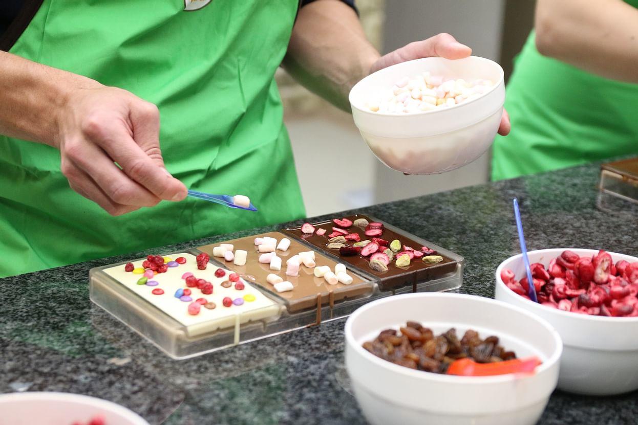 Chocotopia - čokoládové zážitkové centrum - Kreslení čokoládou a dekorace - tabulka 100g - Obrázek 3