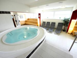 Wellness v S-centru – finská i parní sauna včetně vířivky – Privátní vířivka pro 1 – 5 osob