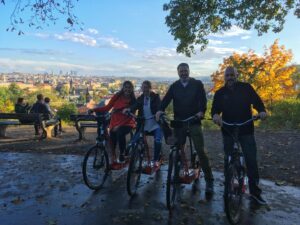 Kombinovaná prohlídka Prahy na E-skútru/E-kole a Segway – Privátní projížďka na E-skútru a Segway