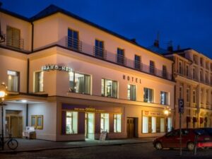 Střední Čechy blízko Kutné Hory: Čáslav přímo u památek v Hotelu Grand se snídaní + víno a degustační prkénko