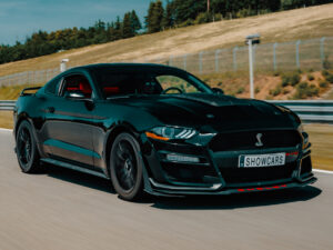 Lamborghini Huracán versus Ford Mustang