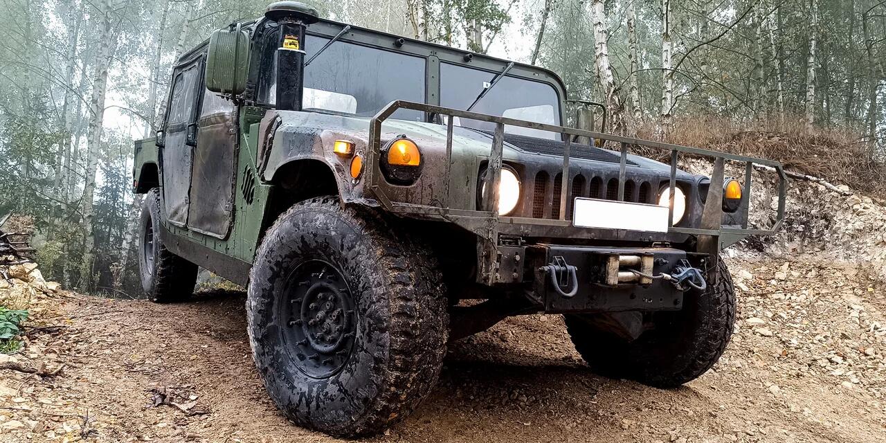Zážitková jízda s instruktorem v armádním voze Humvee