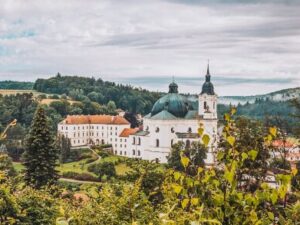 Moravský kras stylově: Romantický pobyt na Zámku Křtiny se snídaní nebo polopenzí a welcome drinkem + dárek