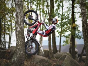 Jízda na trialových speciálech