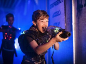 Mercuria Laser Game Hamleys Praha – procestujte při hře celou zeměkouli