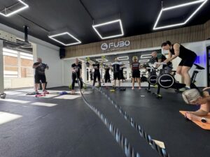 Kruhové tréninky FUBO Gym Pardubice – skupinové lekce, které tě budou bavit – Funkční kruháč – vhodné pro začínající sporťáky