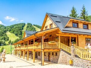 Pobyt u CHKO Strážovské vrchy v apartmánu Salaše Kľak s polopenzí + 3 dětská hřiště a možnost wellness