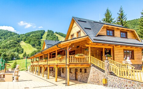 Pobyt u CHKO Strážovské vrchy v apartmánu Salaše Kľak s polopenzí + 3 dětská hřiště a možnost wellness