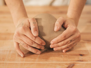 Keramické kurzy Nosákov – objevte kouzlo raku keramiky – Kurz výroba vlastní hlíny