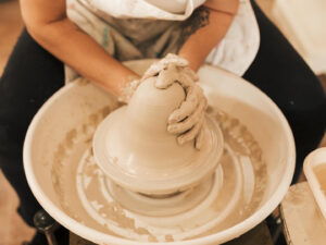 Keramické kurzy Nosákov – objevte kouzlo raku keramiky – Točení na kruhu