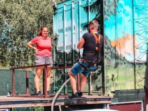 Falešný bungee jumping – připravte šprým pro oslavence