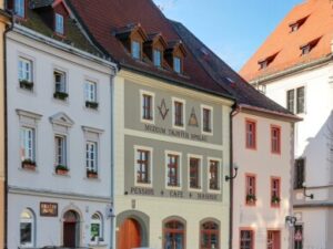 Loket u Karlových Varů s výhledem na hrad: Pension Masonic House **** se snídaní/polopenzí + vstupy do muzeí