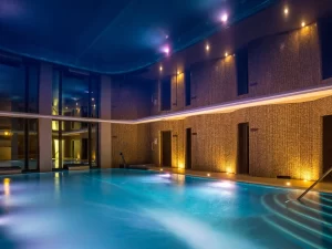 3 hod. v bazénu, sauně a vířivce i snídaně či oběd