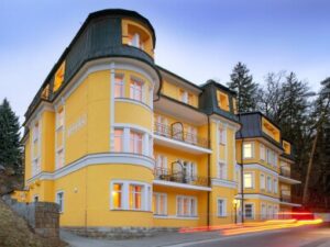 Luhačovice: Relax v Hotelu Riviera *** s polopenzí a balíčkem 7 ozdravných procedur + pitná kúra a občerstvení