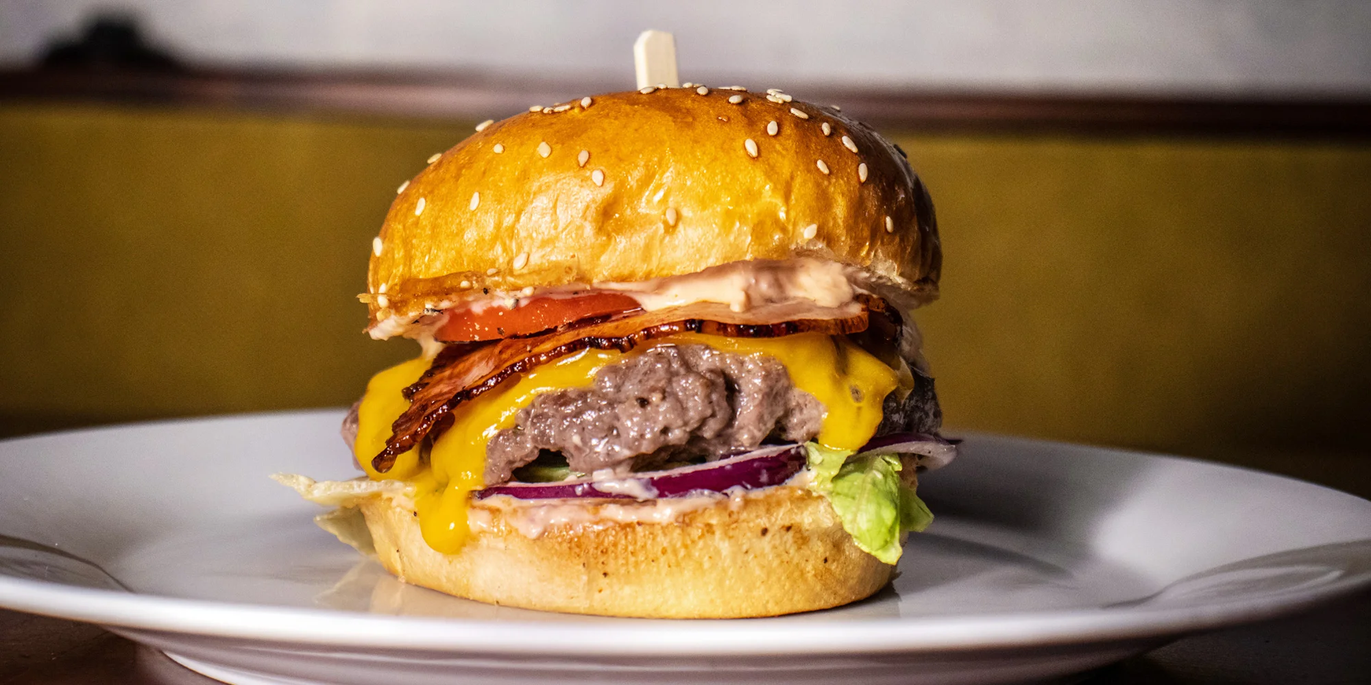 Burger hovězák z vyzrálého masa s hranolky i dipem