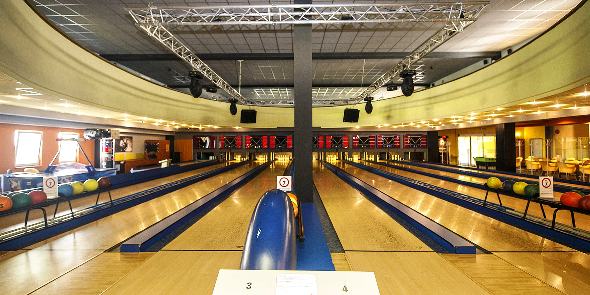 2 hod. bowlingu a mix naložených sýrů až pro 8 osob