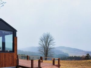 Glamping na dvě noci – tiny house u Lipna s vinotékou