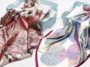 Dámské saténové šátky s nadčasovými vzory