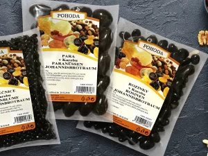 Zdravá alternativa k čokoládě: ořechy a ovoce v karobu