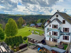NP České Švýcarsko: Hřensko v Resortu Mezná se snídaní a privátním wellness (sauna, vířivka) + úschovna kol