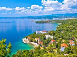 Dovolená na Krku: Omišalj jen 50 metrů od pláže v Hotelu Omišalj s polopenzí + pobyt pro dítě do 8 let zdarma