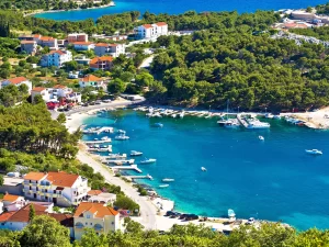 Rodinný hotýlek s venkovním bazénem pod Zadarem