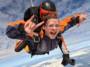 Adrenalin v oblacích: tandemový seskok ze 4200 m