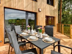 Moderní chata u řeky v jižních Čechách: sauna i terasa