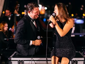 Hudba Franka Sinatry i večeře v historickém Mánesu