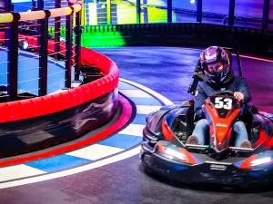 Game of Karts: motokárový závod s interaktivní hrou