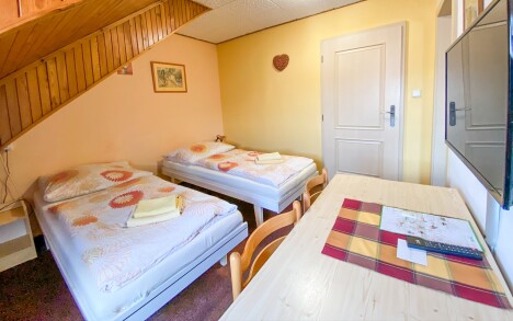 Pobyt (nejen) pro turisty nedaleko Slapské a Orlické přehrady v retro Penzionu Dalmo s bazénem + snídaně - Obrázek 7