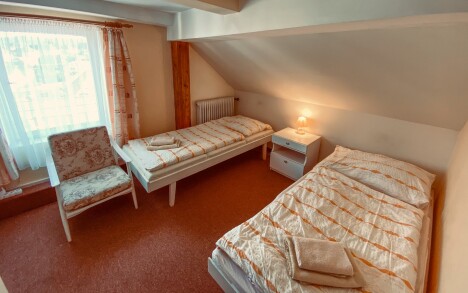 Pobyt (nejen) pro turisty nedaleko Slapské a Orlické přehrady v retro Penzionu Dalmo s bazénem + snídaně - Obrázek 8