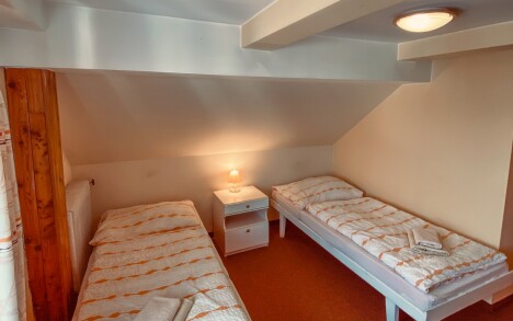 Pobyt (nejen) pro turisty nedaleko Slapské a Orlické přehrady v retro Penzionu Dalmo s bazénem + snídaně - Obrázek 9