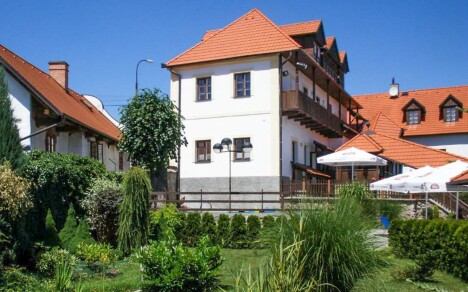 Pobyt (nejen) pro turisty nedaleko Slapské a Orlické přehrady v retro Penzionu Dalmo s bazénem + snídaně - Obrázek 6