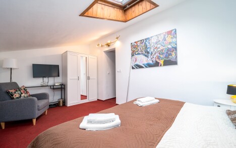 CHKO Beskydy: Nový Jičín v Hotelu Na Skalkách se snídaní nebo polopenzí, láhví sektu, kávou a dezertem - Obrázek 5