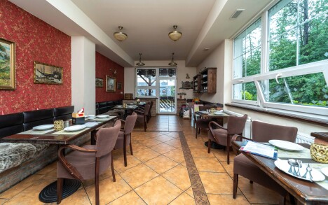 CHKO Beskydy: Nový Jičín v Hotelu Na Skalkách se snídaní nebo polopenzí, láhví sektu, kávou a dezertem - Obrázek 9