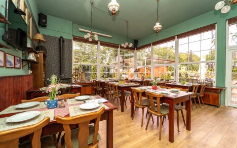 CHKO Beskydy: Nový Jičín v Hotelu Na Skalkách se snídaní nebo polopenzí, láhví sektu, kávou a dezertem - Obrázek 2