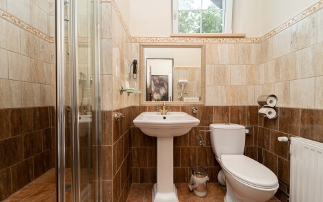 CHKO Beskydy: Nový Jičín v Hotelu Na Skalkách se snídaní nebo polopenzí, láhví sektu, kávou a dezertem - Obrázek 7